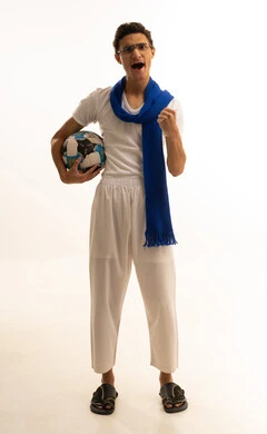 تعابير الفوز والانتصار ، الشغف والتشجيع للفريق، مشاهدة ومتابعة مباراة كرة القدم، بورتريه لرجل عربي خليجي سعودي يرتدي السروال والفانيله البيضاء والوشاح يرفع يده بتعابير الحماس والتفاعل مع المنتخب، أنديه رياضية مختلفة، خلفية بيضاء