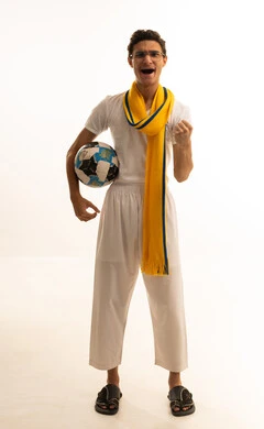 إيماءات الشغف والتشجيع للفريق، مشاهدة ومتابعة مباراة كرة القدم، بورتريه لرجل عربي خليجي سعودي يرتدي السروال والفانيله البيضاء والوشاح يرفع يده بتعابير الحماس والتفاعل مع المنتخب، أنديه رياضية مختلفة، خلفية بيضاء .