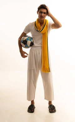 إيماءات الخسارة والفشل، مشاهدة ومتابعة مباراة كرة القدم، بورتريه لرجل عربي خليجي سعودي يرتدي السروال والفانيله البيضاء والوشاح يضع يده على رأسه بتعابير الحزن والتفاعل مع المنتخب، أنديه رياضية مختلفة، خلفية بيضاء .