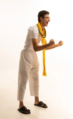 أنديه رياضية مختلفة،  إيماءات الشغف والتشجيع للفريق، مشاهدة ومتابعة مباراة كرة القدم، بورتريه لرجل عربي خليجي سعودي يرتدي السروال والفانيله البيضاء والوشاح يرفع يده بتعابير الحماس والتفاعل مع المنتخب، خلفية بيضاء .