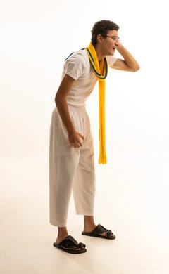 مشاهدة ومتابعة مباراة كرة القدم، إيماءات الخسارة والفشل،بورتريه لرجل عربي خليجي سعودي يرتدي السروال والفانيله البيضاء والوشاح يضع يده على رأسه بتعابير الحزن والتفاعل مع المنتخب، أنديه رياضية مختلفة، خلفية بيضاء .