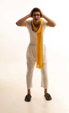 إيماءات الخسارة والفشل، مشاهدة ومتابعة مباراة كرة القدم، بورتريه لرجل عربي خليجي سعودي يرتدي السروال والفانيله البيضاء والوشاح يضع يده على رأسه بتعابير الحزن والتفاعل مع المنتخب، أنديه رياضية مختلفة، خلفية بيضاء .