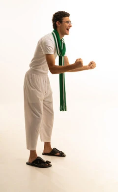 أنديه رياضية مختلفة،  إيماءات الشغف والتشجيع للفريق، مشاهدة ومتابعة مباراة كرة القدم، بورتريه لرجل عربي خليجي سعودي يرتدي السروال والفانيله البيضاء والوشاح يرفع يده بتعابير الحماس والتفاعل مع المنتخب، خلفية بيضاء .