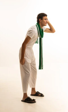 بورتريه لرجل عربي خليجي سعودي يرتدي السروال والفانيله البيضاء والوشاح يضع يده على رأسه بتعابير الحزن والتفاعل مع المنتخب، أنديه رياضية مختلفة، إيماءات الخسارة والفشل، مشاهدة ومتابعة مباراة كرة القدم،خلفية بيضاء .