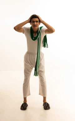 مشاهدة ومتابعة مباراة كرة القدم، إيماءات الخسارة والفشل، بورتريه لرجل عربي خليجي سعودي يرتدي السروال والفانيله البيضاء والوشاح يضع يده على رأسه بتعابير الحزن والتفاعل مع المنتخب، أنديه رياضية مختلفة، خلفية بيضاء .