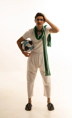 إيماءات الخسارة والفشل، مشاهدة ومتابعة مباراة كرة القدم، بورتريه لرجل عربي خليجي سعودي يرتدي السروال والفانيله البيضاء والوشاح يضع يده على رأسه بتعابير الحزن والتفاعل مع المنتخب، أنديه رياضية مختلفة، خلفية بيضاء .