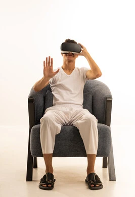 محاكاة العالم الخيالي, ارتداء نظارات الواقع الافتراضي, استخدام الأجهزة التقنية الحديثة,بورتريه لرجل عربي خليجي سعودي يرتدي السروال والفانيله البيضاء يجلس على كرسي مريح يضع نظارة الفي ار ثلاثية الأبعاد، قضاء وقت ممتع باللعب في العاب الفيديو ، خلفية بيضاء محاكاة العالم الخيالي, ارتداء نظارات الواقع الافتراضي, استخدام الأجهزة التقنية الحديثة,بورتريه لرجل عربي خليجي سعودي يرتدي السروال والفانيله البيضاء يجلس على كرسي مريح يضع نظارة الفي ار ثلاثية الأبعاد، قضاء وقت ممتع باللعب في العاب الفيديو ، خلفية بيضاء