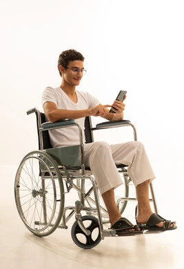 ايماءات الفرح والسعادة، الدردشة مع الأصدقاء والأقارب عبر الجوال، بورتريه لرجل عربي خليجي سعودي يرتدي السروال والفانيله البيضاء يجلس على كرسي متحرك يمسك بيده الهاتف المحمول، قضاء وقت ممتع في المنزل، استخدام جهاز تقني حديث ومتطور، خلفية بيضاء ايماءات الفرح والسعادة، الدردشة مع الأصدقاء والأقارب عبر الجوال، بورتريه لرجل عربي خليجي سعودي يرتدي السروال والفانيله البيضاء يجلس على كرسي متحرك يمسك بيده الهاتف المحمول، قضاء وقت ممتع في المنزل، استخدام جهاز تقني حديث ومتطور، خلفية بيضاء