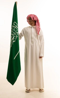 الاحتفال باليوم الوطني 8 ربيع الأول, يوم العلم 11مارس،الفخر و الاعتزاز بالانتماء للمملكة, ذكرى العيد الوطني السعودي, بورتريه لرجل عربي سعودي خليجي مبتسم يرتدي الثوب التقليدي يحمل بيده علم السعودية , خلفية بيضاء الاحتفال باليوم الوطني 8 ربيع الأول, يوم العلم 11مارس،الفخر و الاعتزاز بالانتماء للمملكة, ذكرى العيد الوطني السعودي, بورتريه لرجل عربي سعودي خليجي مبتسم يرتدي الثوب التقليدي يحمل بيده علم السعودية , خلفية بيضاء