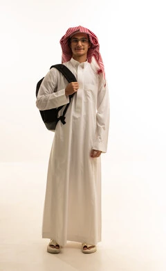 ايماءات السرور والسعادة ، الاستعداد للعام الجامعي الجديد، الجامعات والكليات الأكاديمية،  بورتريه لرجل عربي خليجي سعودي يرتدي الزي التقليدي  والشماغ  وحقيبة الظهر يقوم بمتابعة الدروس اليومية، صورة لكامل الجسم، خلفية بيضاء