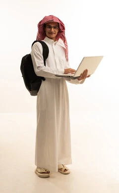 متابعة المحاضرات عبر المنصات التعليميه المتطوره، مفهوم التعليم عن بعد، المواد والمناهج التعليمية في المملكة، بورتريه لرجل عربي خليجي سعودي يرتدي الزي التقليدي والشماغ  و حقيبة الظهر وجهاز اللابتوب، صورة لكامل الجسم، خلفية بيضاء
