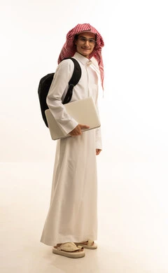 مفهوم التعليم عن بعد، المواد والمناهج التعليمية في المملكة، متابعة المحاضرات عبر المنصات التعليميه المتطوره، بورتريه لرجل عربي خليجي سعودي يرتدي الزي التقليدي والشماغ  و حقيبة الظهر وجهاز اللابتوب، صورة لكامل الجسم، خلفية بيضاء