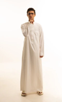 النهي عن فعل شيء ما, الصمت والتوقف عن الكلام, بورتريه لرجل عربي خليجي سعودي يرتدي الثوب التقليدي يرفع اصبعه للأعلى, طلب خفض الصوت والتهديد, صورة لكامل الجسم, خلفية بيضاء