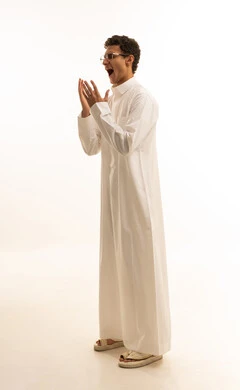 بورتريه لرجل عربي خليجي سعودي يرتدي الزى التقليدي يرفع يده بايماءات الدعاء، الحمد والشكر و طلب العون, الرغبه في تحقيق الأمنيات, طلب العون والمغفره من الله، التضرع الى الله, خلفيه بيضاء