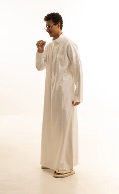 الانفلونزا والتهاب الرئه، الشعور بالمرض والكحة، بورتريه لرجل عربي خليجي سعودي يرتدي الثوب الابيض يعاني من السعال، الاصابة بفايروس كورونا ، الشعور بالتعب والإرهاق، الجسم بالطول الكامل، خلفية بيضاء