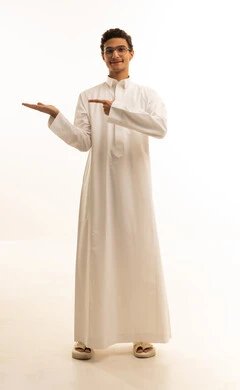 حمل عنصر هولوجرامي، الإشارة إلى شيء ما , تحديد موقع معين, بورتريه لرجل عربي خليجي سعودي يرتدي الثوب التقليدي و الشماغ يشير بإصبعي السبابة, صورة للجسم بالطول الكامل, خلفية بيضاء