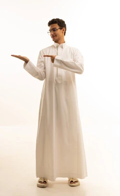 الإشارة إلى شيء ما , حمل عنصر هولوجرامي، تحديد موقع معين, بورتريه لرجل عربي خليجي سعودي يرتدي الثوب التقليدي و الشماغ يشير بإصبعي السبابة, صورة للجسم بالطول الكامل, خلفية بيضاء