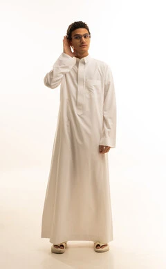 محاولة التجسس والتنصت,  بورتريه لرجل عربي خليجي سعودي مبتسم يرتدي الثوب التقليدي يضع يديه خلف اذنيه بإيماءات تدل على الإنصات, حسن الإستماع و التركيز على الكلام, سماع الأسرار والمحادثات، خلفية بيضاء