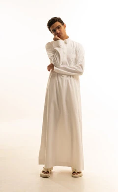 الشعور بالخيبة والانزعاج، إيماءات الحزن والإحباط، الندم على شيء ما، بورتريه لشاب عربي سعودي خليجي يرتدي الزي التقليدي ينظر الى الكاميرا بتعابير العبوس, خلفية بيضاء