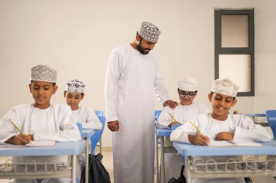 إتمام الامتحان مع التركيز والانتباه، الإستعداد للعام الدراسي الجديد، التعليم في سلطنة عمان ، العودة إلى المدارس، مجموعه من الطلاب عربيين خليجيين عمانيين يجلسون في مقاعدهم برفقة معلمهم