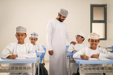 التركيز أثناء أداء الامتحان، الإستعداد للعام الدراسي الجديد، التعليم في سلطنة عمان ، العودة إلى المدارس، مجموعه من الطلاب عربيين خليجيين عمانيين يجلسون في مقاعدهم برفقة معلمهم