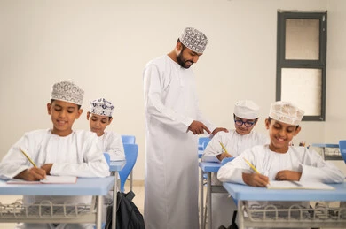 الاجتهاد في الإجابة مع التركيز، الإستعداد للعام الدراسي الجديد، التعليم في سلطنة عمان ، العودة إلى المدارس، مجموعه من الطلاب عربيين خليجيين عمانيين يجلسون في مقاعدهم برفقة معلمهم