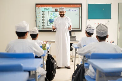 تطوير مهارات الابتكار في المجال العلمي، متابعة مجموعة من الطلاب داخل الفصل، معلم عربي خليجي عماني يرتدي الدشداشه والكمه يشرح لطلابه في بيئه مدرسيه تعليميه متطوره، نظام التعليم الحديث، جودة التعلم في المدارس الأكاديميه تطوير مهارات الابتكار في المجال العلمي، متابعة مجموعة من الطلاب داخل الفصل، معلم عربي خليجي عماني يرتدي الدشداشه والكمه يشرح لطلابه في بيئه مدرسيه تعليميه متطوره، نظام التعليم الحديث، جودة التعلم في المدارس الأكاديميه