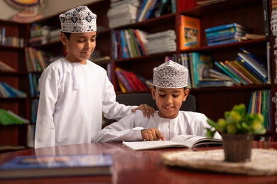مشاركة الأفكار بين الطلاب، حل التمارين التعليمية، التعليم في سلطنة عمان، الإستعداد للعام الدراسي الجديد، العودة إلى المدارس،البان عربيان خليجيان عمانيان يرتديان الدشداشة و الكمة يجلسان داخل المكتبة المدرسية يقومون بمناقشة الدروس مشاركة الأفكار بين الطلاب، حل التمارين التعليمية، التعليم في سلطنة عمان، الإستعداد للعام الدراسي الجديد، العودة إلى المدارس،البان عربيان خليجيان عمانيان يرتديان الدشداشة و الكمة يجلسان داخل المكتبة المدرسية يقومون بمناقشة الدروس