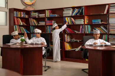 لعبة الكف مقابل الكف ،الفصل الدراسي الجديد، مراجعة الدروس اليوميه،مجموعه من الطلاب العربيون الخليجيون العمانيون يرتدون الدشداشة والكمة يجلسون داخل المكتبة المدرسية، حب الثقافة والاستطلاع