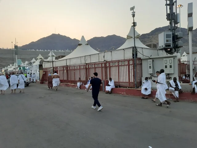 زوار بيت الله في الشوارع المحيطة بالحرم المكي في مكة المكرمة، أماكن ومعالم دينية إسلامية مقدسة في المملكة العربية السعودية، أداء مناسك الحج والعمرة, الحجاج والمعتمرين يتجولون في الطرقات