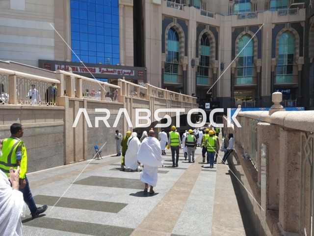 زوار بيت الله في الشوارع المحيطة بالحرم المكي في مكة المكرمة، أماكن ومعالم دينية إسلامية مقدسة في المملكة العربية السعودية، أداء مناسك الحج والعمرة, الحجاج والمعتمرين يتجولون في الطرقات
