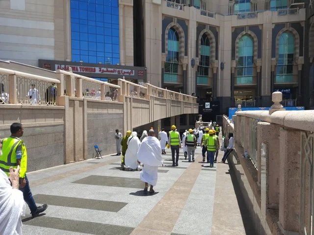 زوار بيت الله في الشوارع المحيطة بالحرم المكي في مكة المكرمة، أماكن ومعالم دينية إسلامية مقدسة في المملكة العربية السعودية، أداء مناسك الحج والعمرة, الحجاج والمعتمرين يتجولون في الطرقات