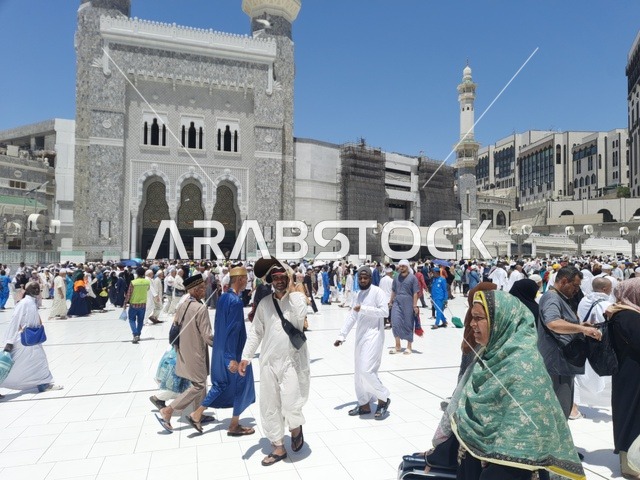 زوار بيت الله في الشوارع المحيطة بالحرم المكي في مكة المكرمة، أماكن ومعالم دينية إسلامية مقدسة في المملكة العربية السعودية، أداء مناسك الحج والعمرة, الحجاج والمعتمرين يتجولون في الطرقات