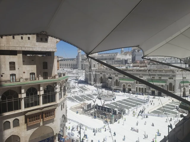 زوار بيت الله في الشوارع المحيطة بالحرم المكي في مكة المكرمة، أماكن ومعالم دينية إسلامية مقدسة في المملكة العربية السعودية، أداء مناسك الحج والعمرة, الحجاج والمعتمرين يتجولون في الطرقات