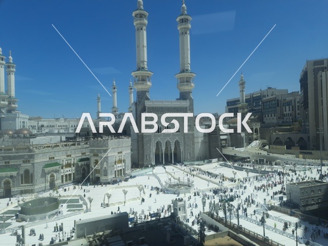 زوار بيت الله في الشوارع المحيطة بالحرم المكي في مكة المكرمة، أماكن ومعالم دينية إسلامية مقدسة في المملكة العربية السعودية، أداء مناسك الحج والعمرة, الحجاج والمعتمرين يتجولون في الطرقات