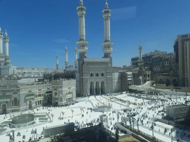 زوار بيت الله في الشوارع المحيطة بالحرم المكي في مكة المكرمة، أماكن ومعالم دينية إسلامية مقدسة في المملكة العربية السعودية، أداء مناسك الحج والعمرة, الحجاج والمعتمرين يتجولون في الطرقات