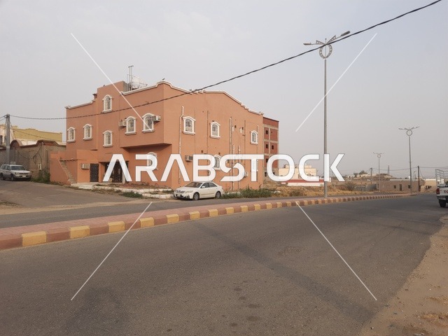 الطرقات الاسفلتية المعبدة في أماكن القمم والمرتفعات الجبلية في وقت النهار، طريق معبد في منطقة الباحة، النباتات الخضراء البرية على حافتي الشارع، أعمدة الإنارة الطرقية، حركة مرور السيارات في الشوارع