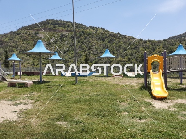 الاهتمام بالتشجير والزراعة في الحدائق والمنتزهات الترفيهية في محافظة الباحة، منظر طبيعي على الجبل في المملكة العربية السعودية، مكان ومعلم سياحي مشهور، القمة والمرتفع الجبلي