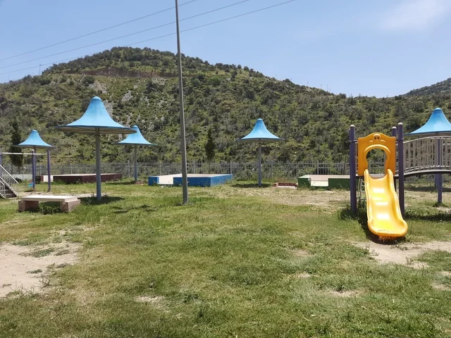 الاهتمام بالتشجير والزراعة في الحدائق والمنتزهات الترفيهية في محافظة الباحة، منظر طبيعي على الجبل في المملكة العربية السعودية، مكان ومعلم سياحي مشهور، القمة والمرتفع الجبلي