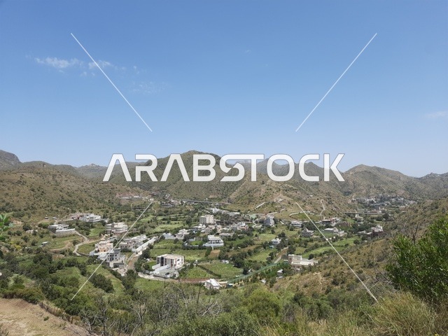 الاهتمام بالتشجير والزراعة في الحدائق والمنتزهات الترفيهية في محافظة الباحة، منظر طبيعي على الجبل في المملكة العربية السعودية، مكان ومعلم سياحي مشهور، القمة والمرتفع الجبلي