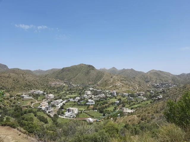 الاهتمام بالتشجير والزراعة في الحدائق والمنتزهات الترفيهية في محافظة الباحة، منظر طبيعي على الجبل في المملكة العربية السعودية، مكان ومعلم سياحي مشهور، القمة والمرتفع الجبلي