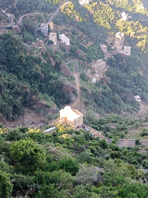 البيوت القديمة الشعبية على جبال فيفاء في جازان جنوب المملكة العربية السعودية، القمم والمرتفعات الصخرية في النهار، مكان ومنطقة سياحية طبيعية، الأشجار والنباتات ومساحات الطبيعة الخضراء، المدرجات الزراعية على السفوح الجبلية