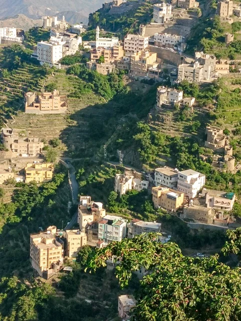 مكان ومنطقة سياحية طبيعية، البيوت القديمة الشعبية على جبال فيفاء في جازان جنوب المملكة العربية السعودية، القمم والمرتفعات الصخرية في النهار، الأشجار والنباتات ومساحات الطبيعة الخضراء، المدرجات الزراعية على السفوح الجبلية