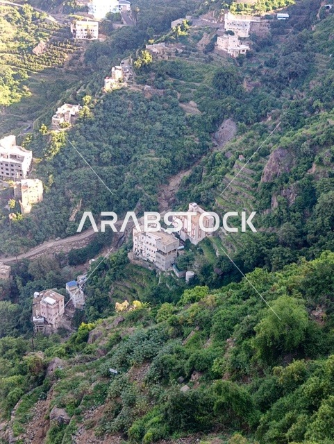 مكان ومنطقة سياحية طبيعية، البيوت القديمة الشعبية على جبال فيفاء في جازان جنوب المملكة العربية السعودية، القمم والمرتفعات الصخرية في النهار، الأشجار والنباتات ومساحات الطبيعة الخضراء، المدرجات الزراعية على السفوح الجبلية