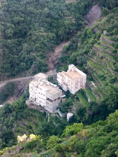 البيوت القديمة الشعبية على جبال فيفاء في جازان جنوب المملكة العربية السعودية، القمم والمرتفعات الصخرية في النهار، مكان ومنطقة سياحية طبيعية، الأشجار والنباتات ومساحات الطبيعة الخضراء، المدرجات الزراعية على السفوح الجبلية