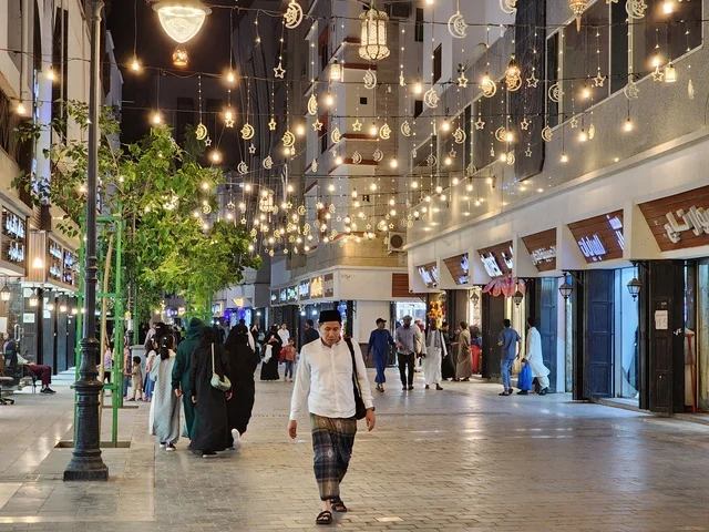 معالم وأماكن دينية مشهورة في وقت الليل, التطوير العمراني والاهتمام بالمحلات والمباني السكنية، تجول المواطنين في جادة قباء المضيئة في وقت الليل في المدينة المنورة