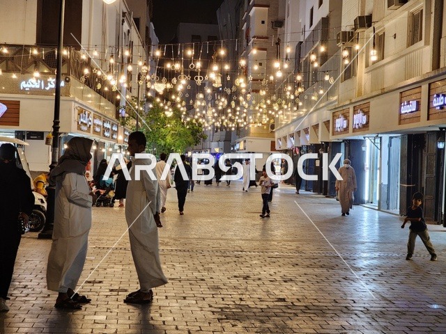 معالم وأماكن دينية مشهورة في وقت الليل, التطوير العمراني والاهتمام بالمحلات والمباني السكنية، تجول المواطنين في جادة قباء المضيئة في وقت الليل في المدينة المنورة