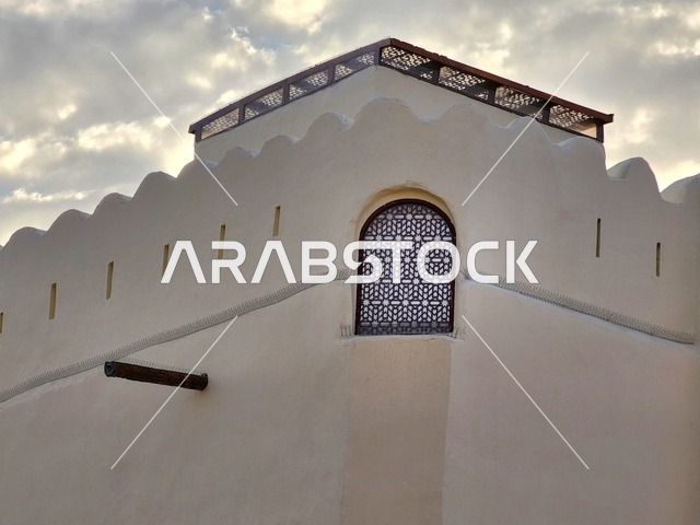 الفن الهندسي المعماري على الطراز القديم للقلاع الأثرية، معالم ورموز إسلامية مقدسة في المملكة العربية السعودية،  قلعة قباء في المدينة المنورة في النهار، حصن دفاعي تاريخي اثري