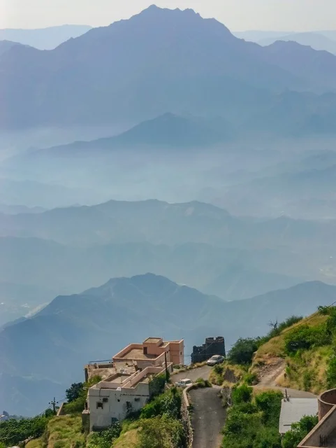 منظر طبيعي  في محافظة فيفاء بمنطقة جازان جنوب المملكة العربية السعودية ، المنازل والبيوت القديمة ،معالم وأماكن سياحية طبيعية ، المدرجات الزراعية الخضراء والاشجار على القمم والمرتفعات الجبلية، خلفية الطبيعة