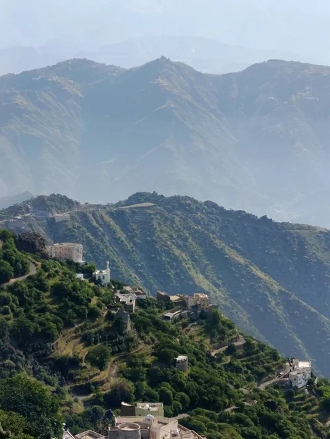 منظر طبيعي  في محافظة فيفاء بمنطقة جازان جنوب المملكة العربية السعودية ، المنازل والبيوت القديمة ،معالم وأماكن سياحية طبيعية ، المدرجات الزراعية الخضراء والاشجار على القمم والمرتفعات الجبلية، خلفية الطبيعة